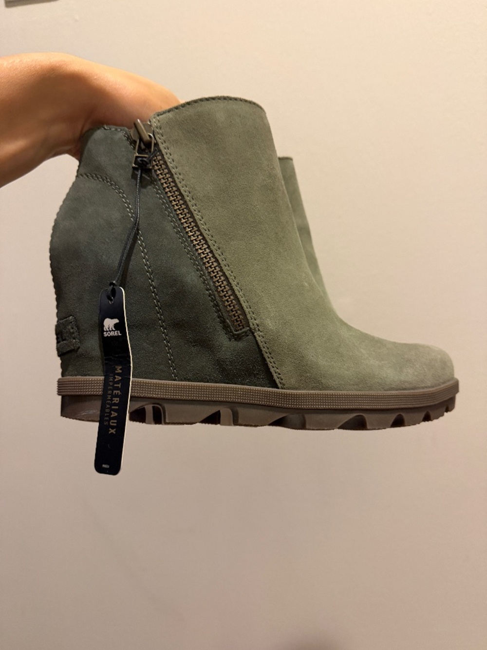 BRAND NEW Sorel suede wedge boots size 8.5